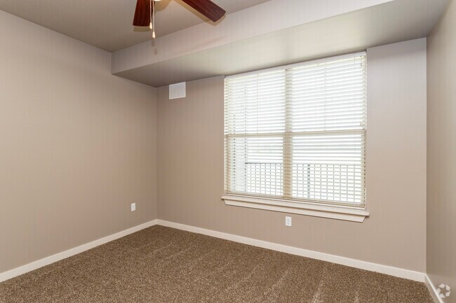 Shadow Lake Square, Papillion, NE 68046 - photo 3