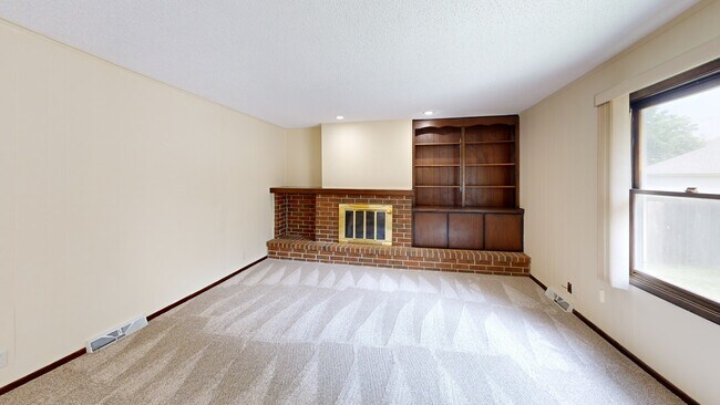 1495 Rio Valley Dr, Clive, IA 50325 - photo 2