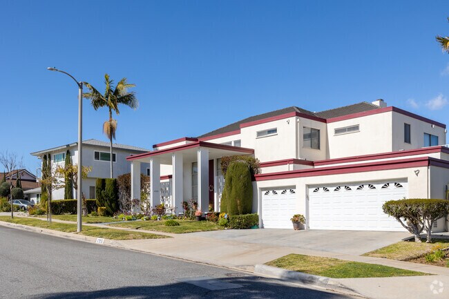 Large homes with pillars in View Park, California.