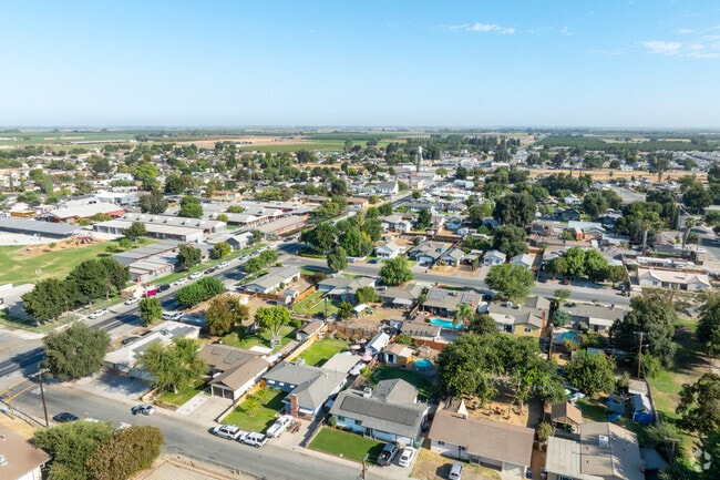 Armona homes cluster near 14th Avenue.