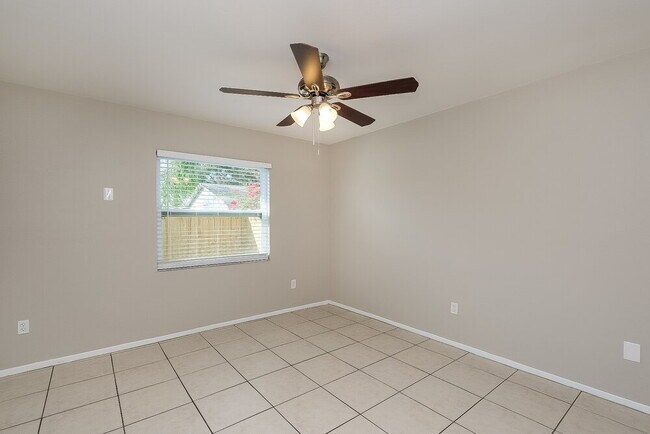 908 Pine Ridge Cir E, Brandon, FL 33511 - photo 7
