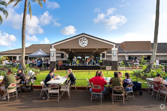 The Night Market at Pearl is where Waimalu residents can gather for food, drinks, and live music.