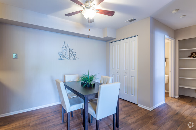 1BR,1.5BA,800SF