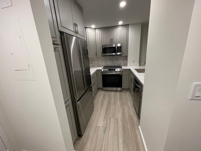 Coral Lake Tower Condominiums unit Coral Lake Tower, Fort Lauderdale, FL 33308 - photo 4