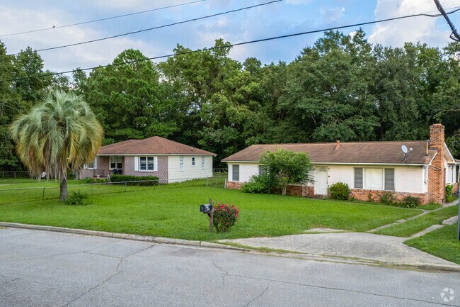 Although almost all Highland Park homes are Ranches, they have unique roofs.