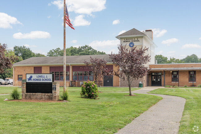 Honiss Elementary School teaches students in grades K-8 .