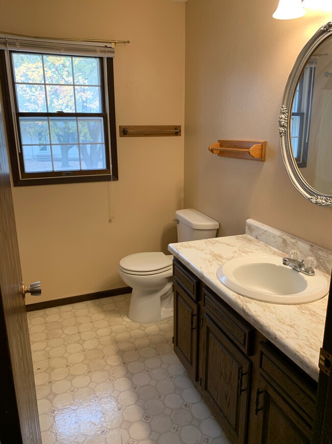 1235 Thiher Dr, Hiawatha, IA 52233