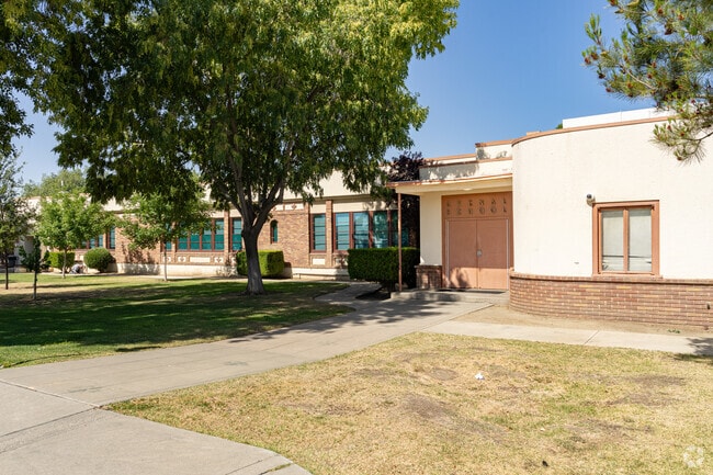 The architecture of Avenal Elementary School includes bricks as a facade.