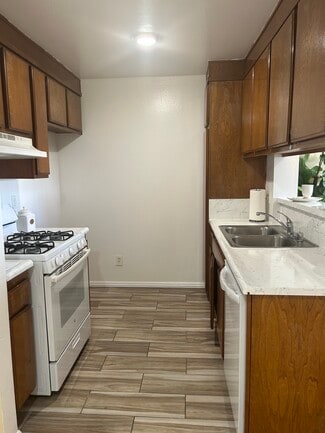 18650 Hatteras St, Tarzana, CA 91356