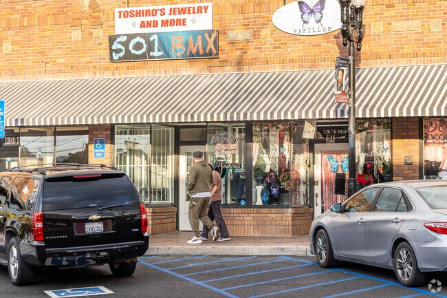 Downtown Lake Elsinore, including the Lake View District, blends vintage architecture and antique shops with modern development, creating a unique mix of old and new.