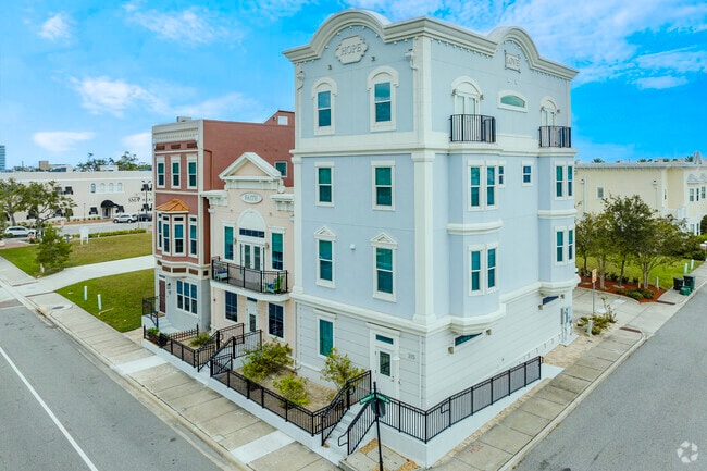 This row of homes in Downtown Daytona Beach offers close proximity to shopping and dining.