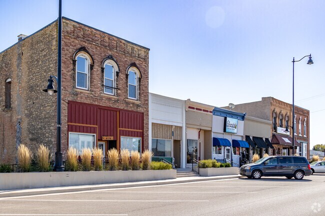 Nearest shopping and dining for Lake Summerset residents is in Durand, five miles to the east.