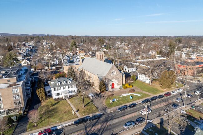 St James School, is located at Farmington Avenue in
West Hartford, CT.