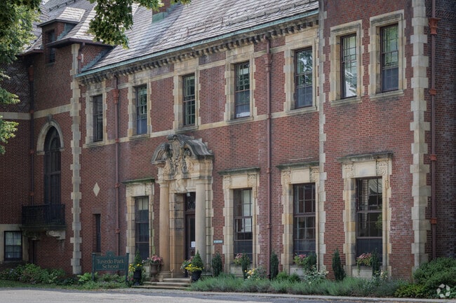 48% of students at the Tuxedo Park School receive some financial aid.