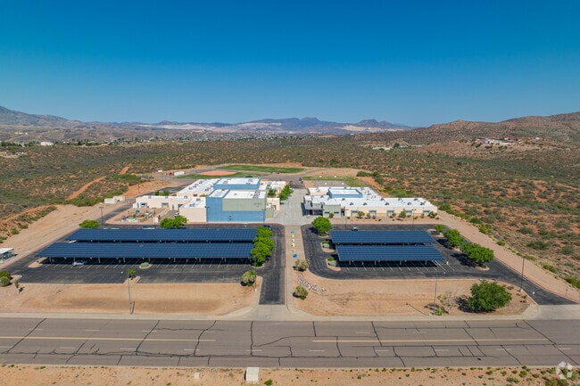 From above, the school’s layout showcases a structured and accessible design, with clear divisions for classrooms, common areas, and sports facilities.