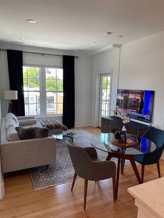 300 8th St NE Unit 306, Washington, DC 20002