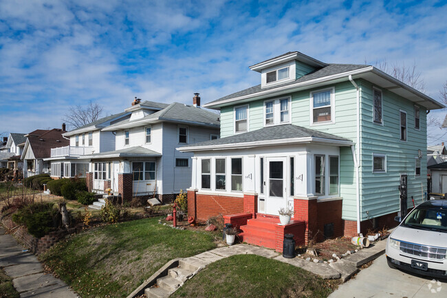 Williams Park has a variety of nice sized homes close to downtown Fort Wayne.