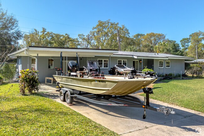 With many lakes in the area, Outer City of Lakeland is very attractive to boat owners.