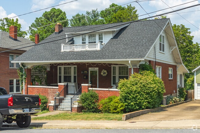 Bungalows in Old Town have shaded front porches, perfect for escaping the heat.