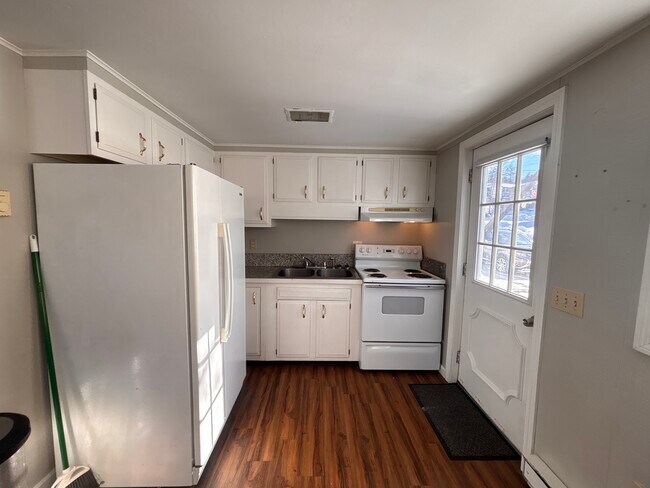 1160 Hooksett Rd unit 1160 Hooksett Rd Apt, Hooksett, NH 03106 - photo 3