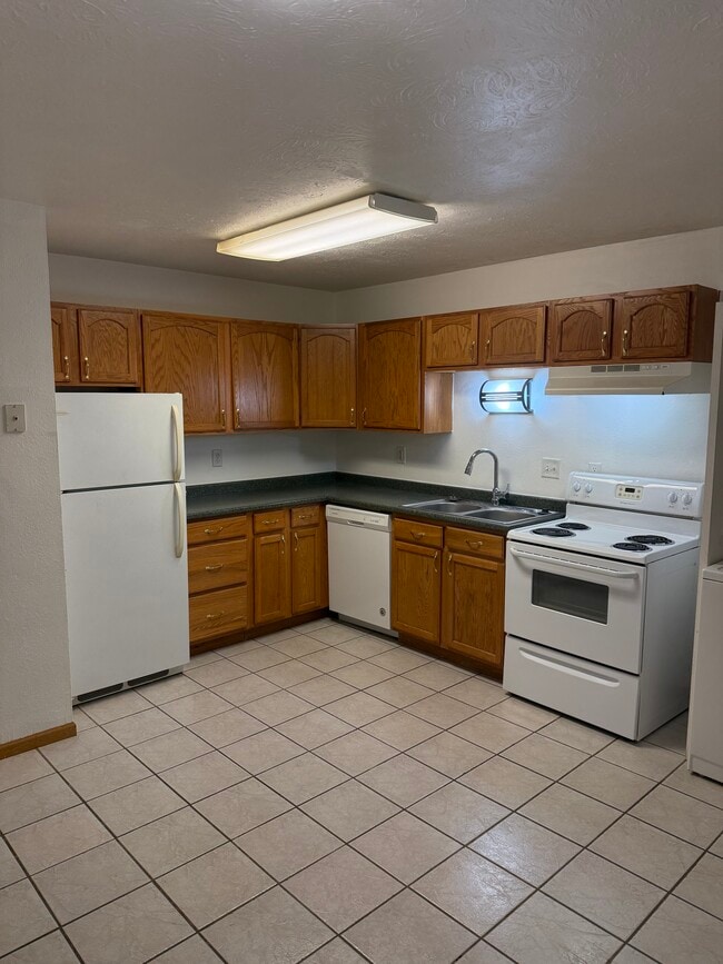 728 31st St N, Fargo, ND 58102 - photo 3