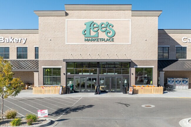 Lee’s Marketplace in Richmond offers full‑service groceries close to Cove.