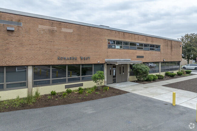Komarek Elementary School has 513 students.