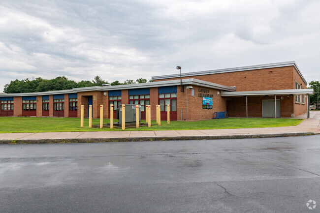 The student-teacher ratio at Camden Elementary School is 14:1 and less than others nearby.
