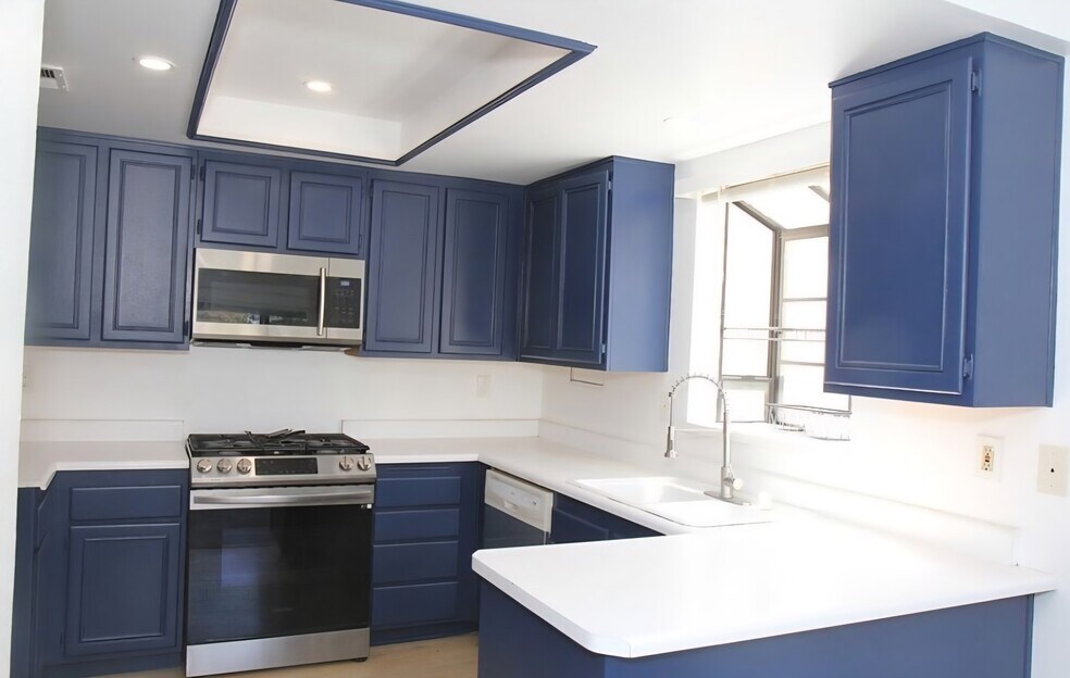 18123 Erik Ct unit 357, Canyon Country, CA 91387 - photo 1