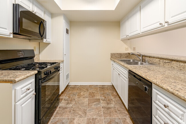 2BR, 2BA - Kitchen