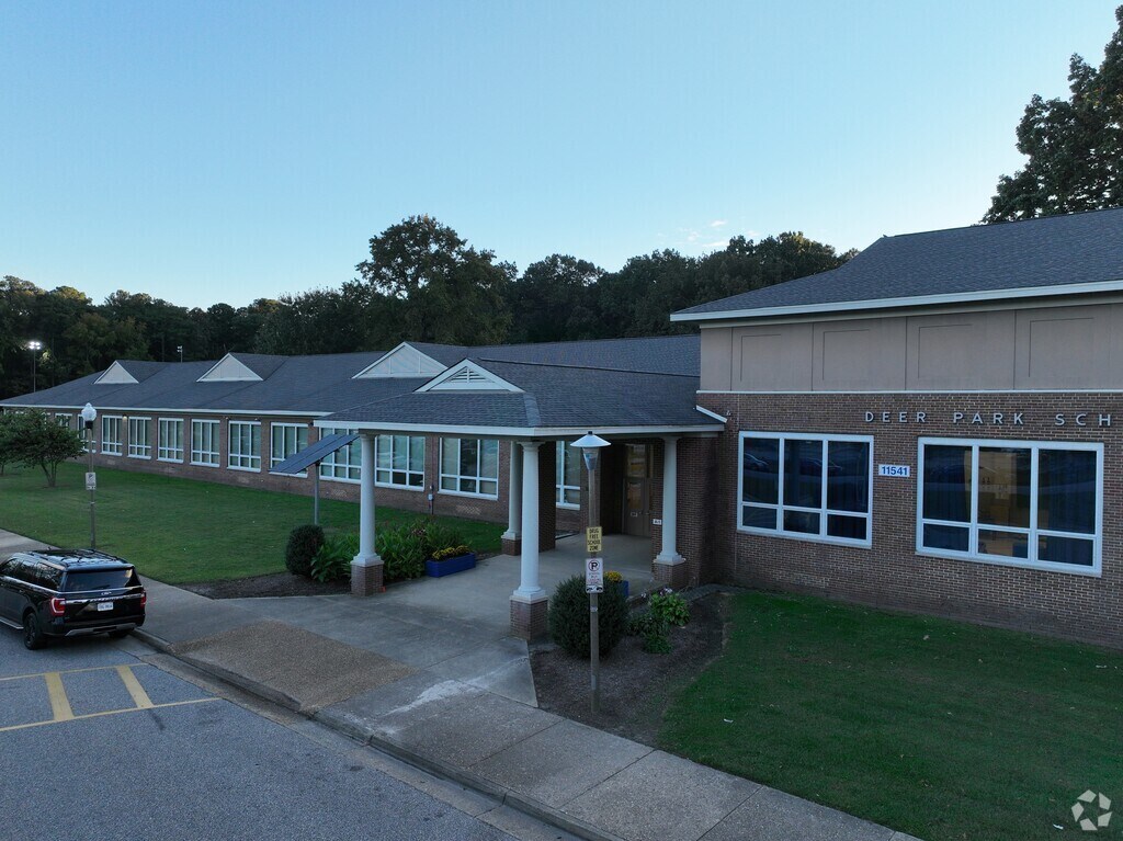 The entrance to Deer Park Elementary School