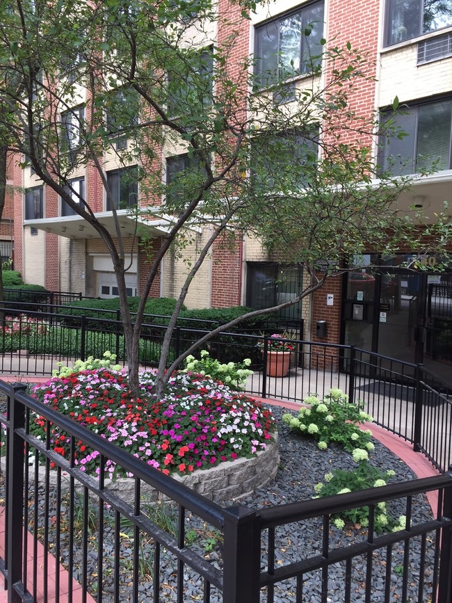 540 W Roscoe St, Chicago, IL 60657