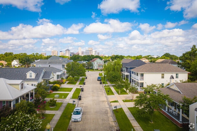 New neighborhoods find themselves inserted into historic Algiers Point.