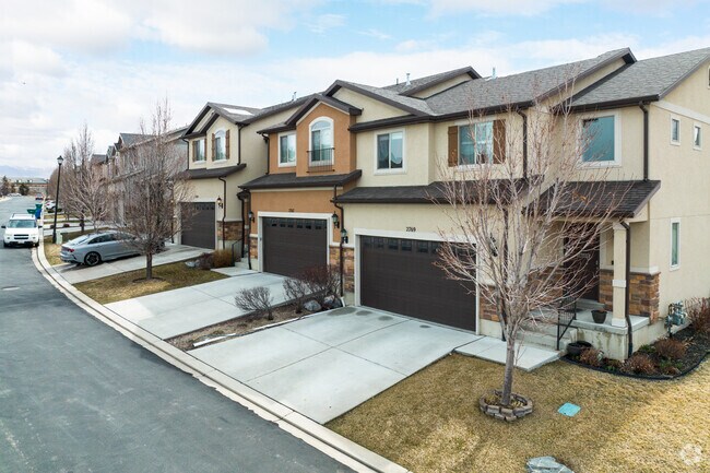 Many of the townhomes in Thanksgiving have attached garages.