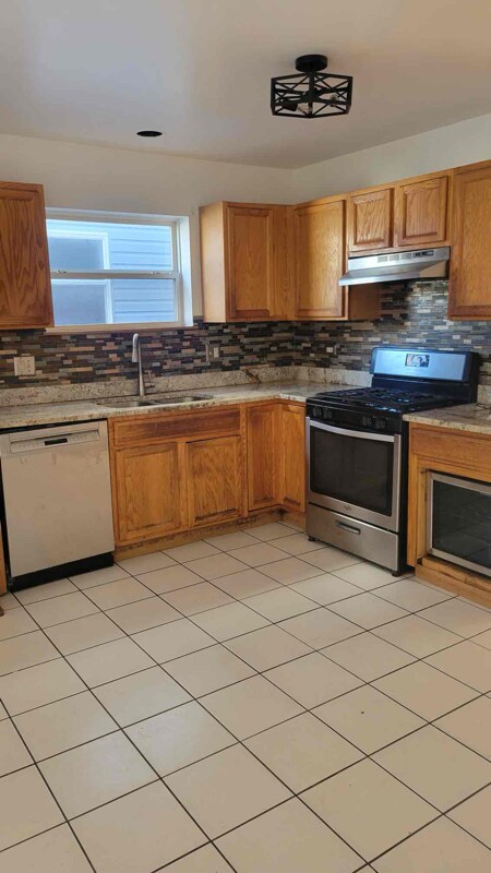 1322 E 72nd Place, Chicago, IL 60619