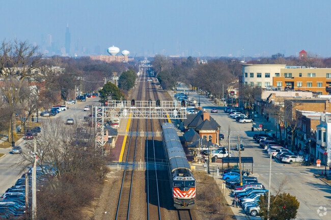Field Park commuters can take the Metra from the Western Springs stop into Chicago.
