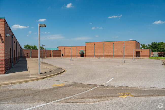 Dexter Elementary School has a 15-1 Student/Teacher ratio.