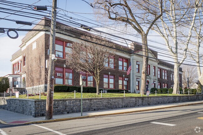 Cliffside Park School #5 in Cliffside Park, NJ offers instruction from PK-4.