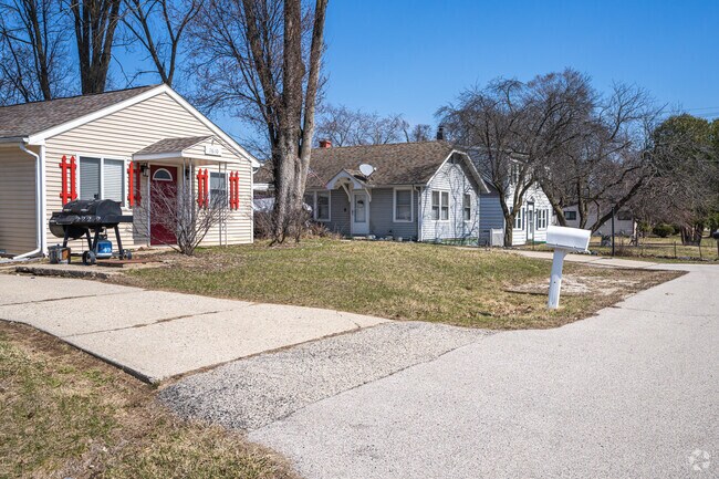 Home prices typically range from $150,000 to $270,000 in Shore Hills.