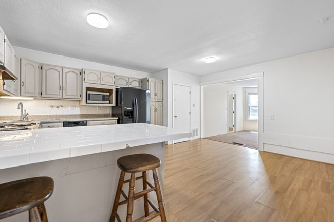 98 Linwood St unit 98B, Uxbridge, MA 01569 - photo 4