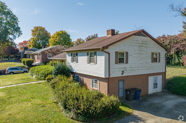 Knollwood-Hanestown showcases diverse architectural styles.