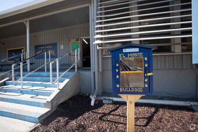 El Monte Elementary School has a book-sharing system for students.
