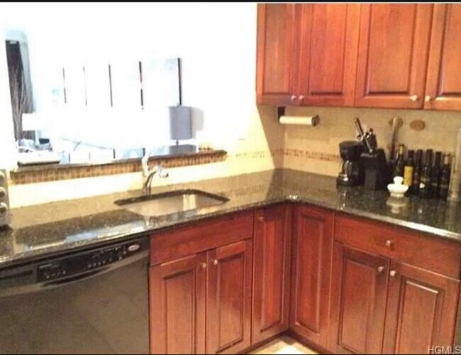 The Meridian unit 304, Suffern, NY 10901 - photo 2