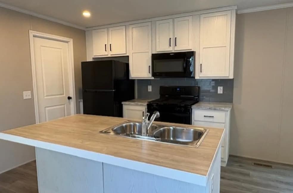 423 Dubois Dr, Howell, MI 48843 - photo 1