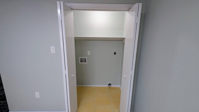 1001 Market St unit 3, Laredo, TX 78040 - photo 7