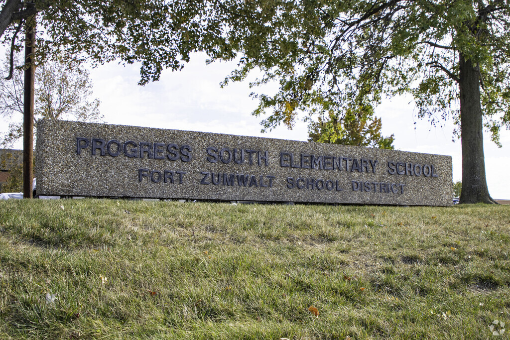 Progress South Elementary provides private education in the neighborhood of
Saint Peters.