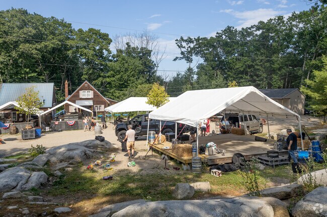 Funky Bow is an outdoor bar is Lyman.