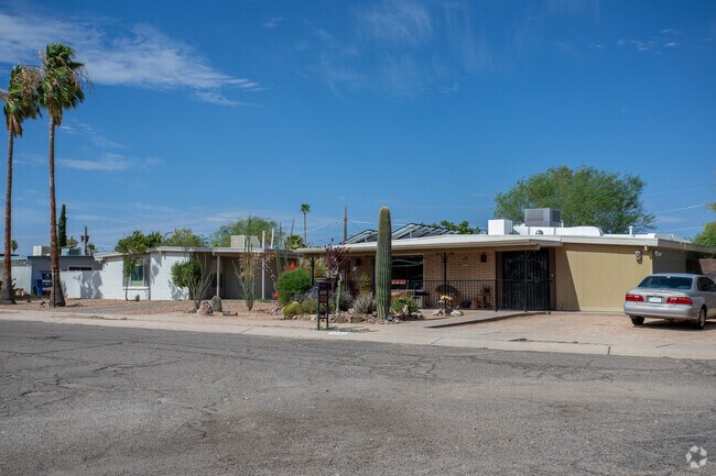 A variety of earth colored tones are preferred in Stella Mann.