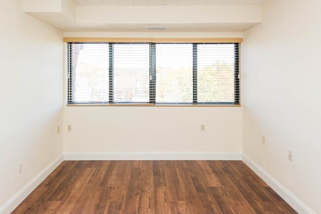 Whitney Towers in the heart of the Hamden's Centerville Neighborhood, Hamden, CT 06518 - photo 6