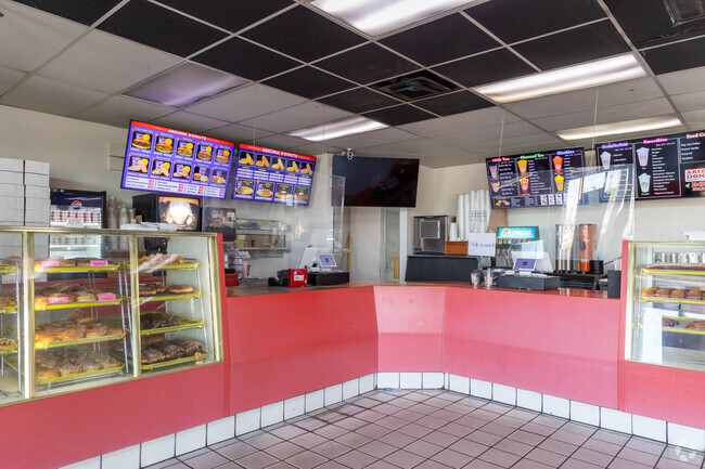 Grab a classic style donut at Arizona Donuts in El Pueblocito.